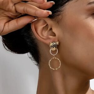 Leopard Holding Ring and Gold Plated Zir Leopard Tassel Earrings